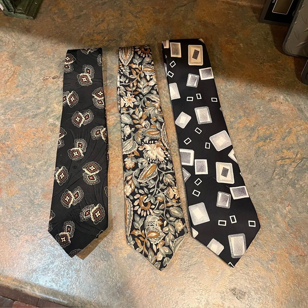MEN TIES 3 TOTAL One Italian Serica and two Countess Wara 1193